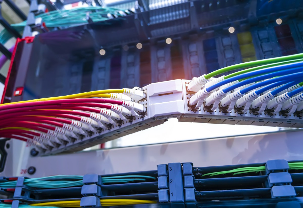 Budowa sieci telekomunikacyjnych – normy prawne i ich znaczenie